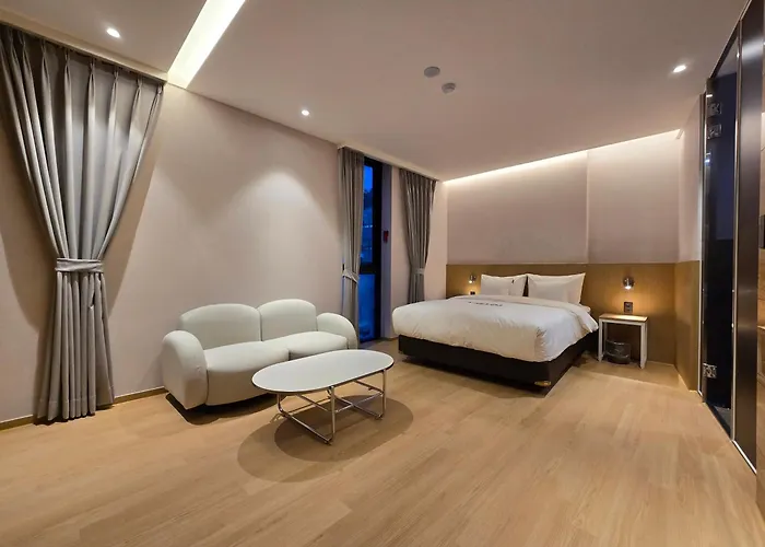 Tria Business & Boutique Hotel
